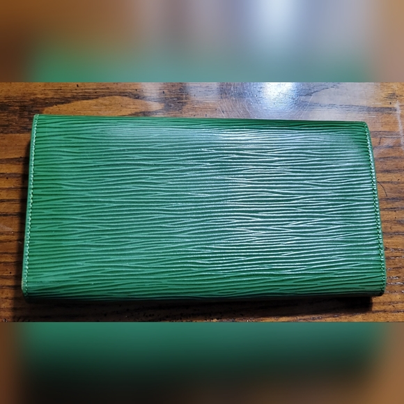 LOW START LOUIS VUITTON Vintage Epi Leather International Wallet - Picture 2 of 13